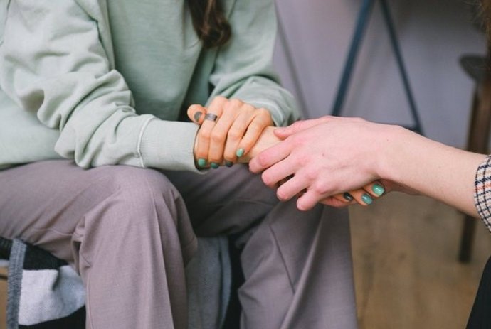 Archivo - Imagen de archivo de una persona dando la mano a otra