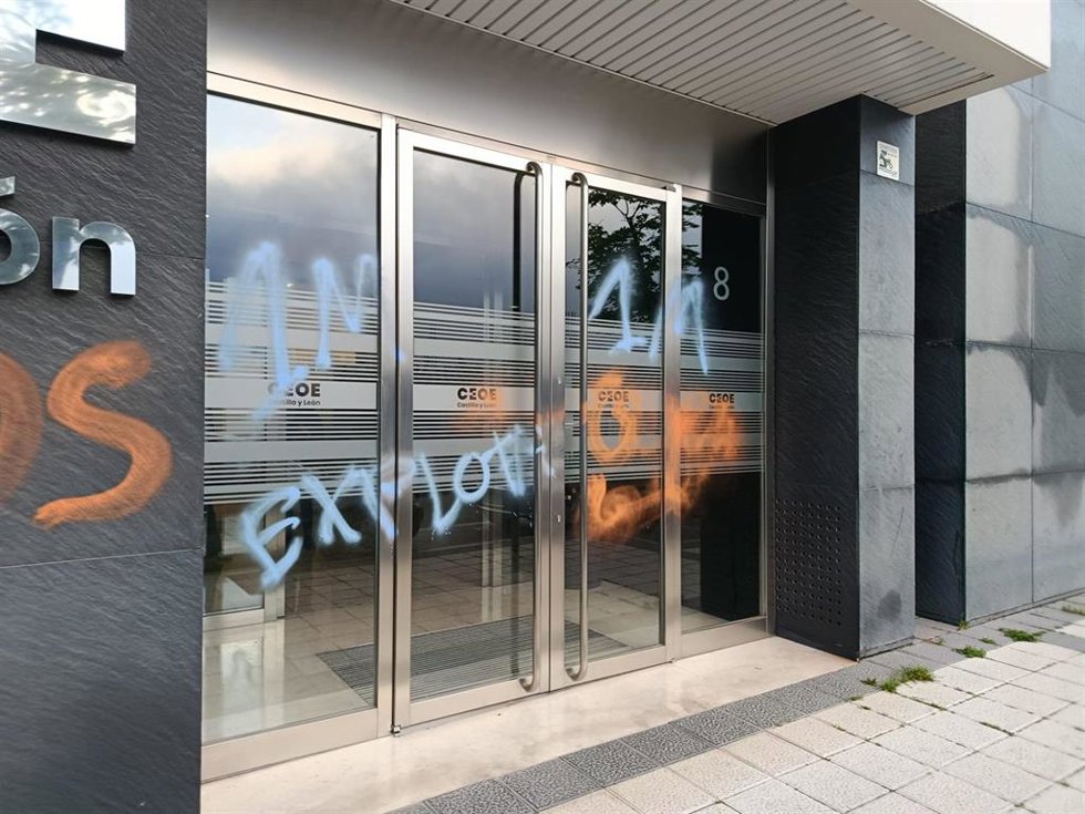 Imagen de la fachada de CEOE