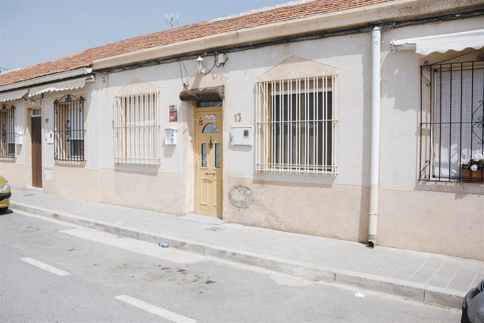 Exterior de la vivienda de la pedanía alicantina de El Bacarot donde fue hallado enterrado el cadáver del empresario Jesús Tavira