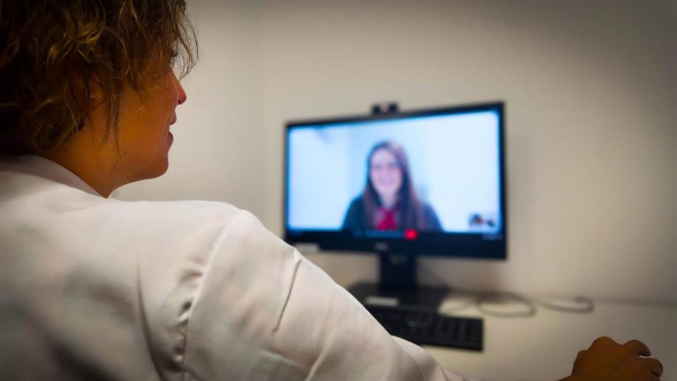 Oncóloga médica realiza una teleconsulta a una paciente.