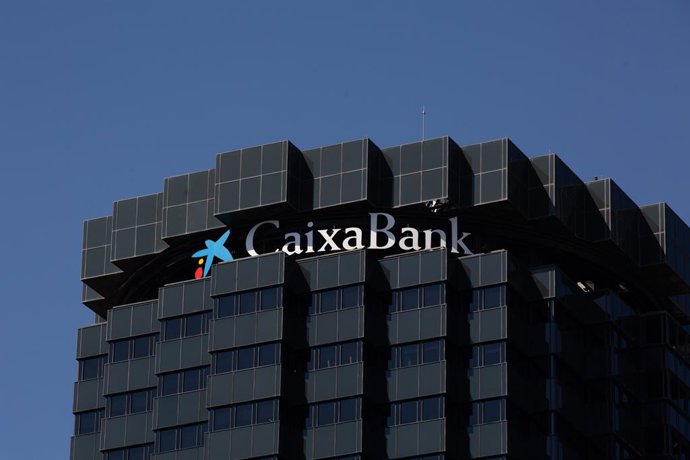 Archivo - Façana de la seu de CaixaBank a l'Avinguda Diagonal de Barcelona