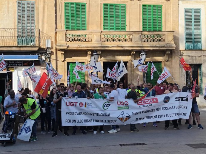 Concentración de trabajadores municipales frente al Ayuntamiento de Llucmajor