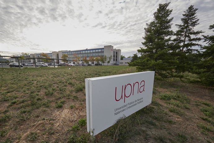 Archivo - Letrero de la UPNA en las instalaciones de la Universidad el día en el que se celebra la apertura del curso 2020-2021, en Pamplona, Navarra (España), a 1 de septiembre de 2020. La Universidad Pública de Navarra afronta el nuevo curso aplicando l