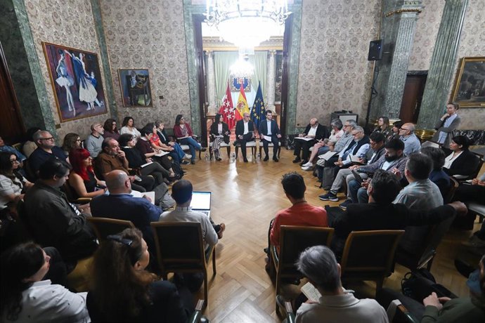 El delegado del Gobierno de España en la Comunidad de Madrid, Francisco Martín, acompañado por la subdelegada del Gobierno, Pilar Trinidad, y la directora del Área de Trabajo e Inmigración, Paloma Pérez, presiden la reunión con entidades colaboradoras del