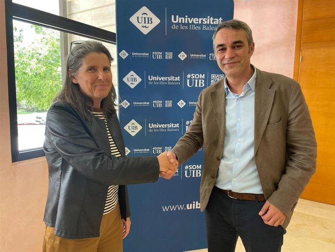 El director general  de Innovación y Transformación Digital, Sebastián González, y la vicerrectora de Innovación y Transformación Digital de la UIB, Lorenza Carrasco, tras la firma del acuerdo.