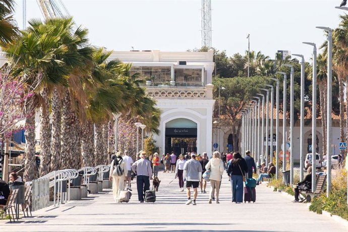 Archivo - Turistas pasean por el centro de la ciudad de Alicante