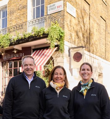 De izquierda a derecha, el consejero delegado de Ebury, Juan Lobato; la presidenta de Banco Santander, Ana Botín, y la directora de Finanzas de Ebury, Ana Muñoz.