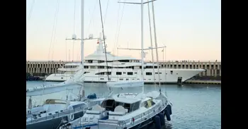 ¿El nuevo lugar de moda en Barcelona? Por qué el lujo y la élite náutica se han mudado a Marina Vela