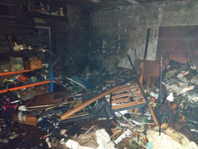 Bomberos del Speis han sofocado un incendio en el sótano de una vivienda pareada de Las Ventas de Albares, en el municipio leonés de Torre del Bierzo.