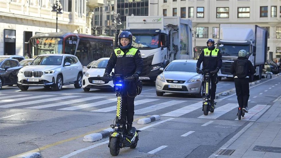 Archivo - El Ayuntamiento de València lanza una oferta de empleo pública de 376 plazas, un tercio de ellas para agente de Policía Local
