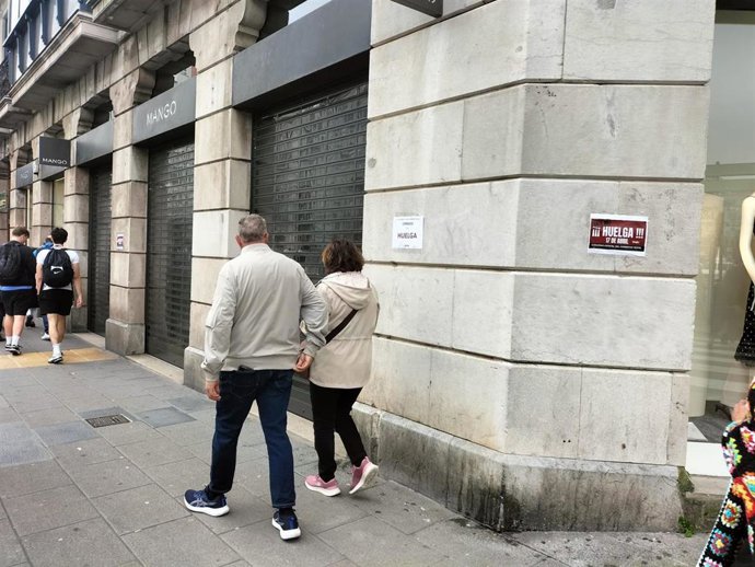 Comercios cerrados en Santander por la huelga