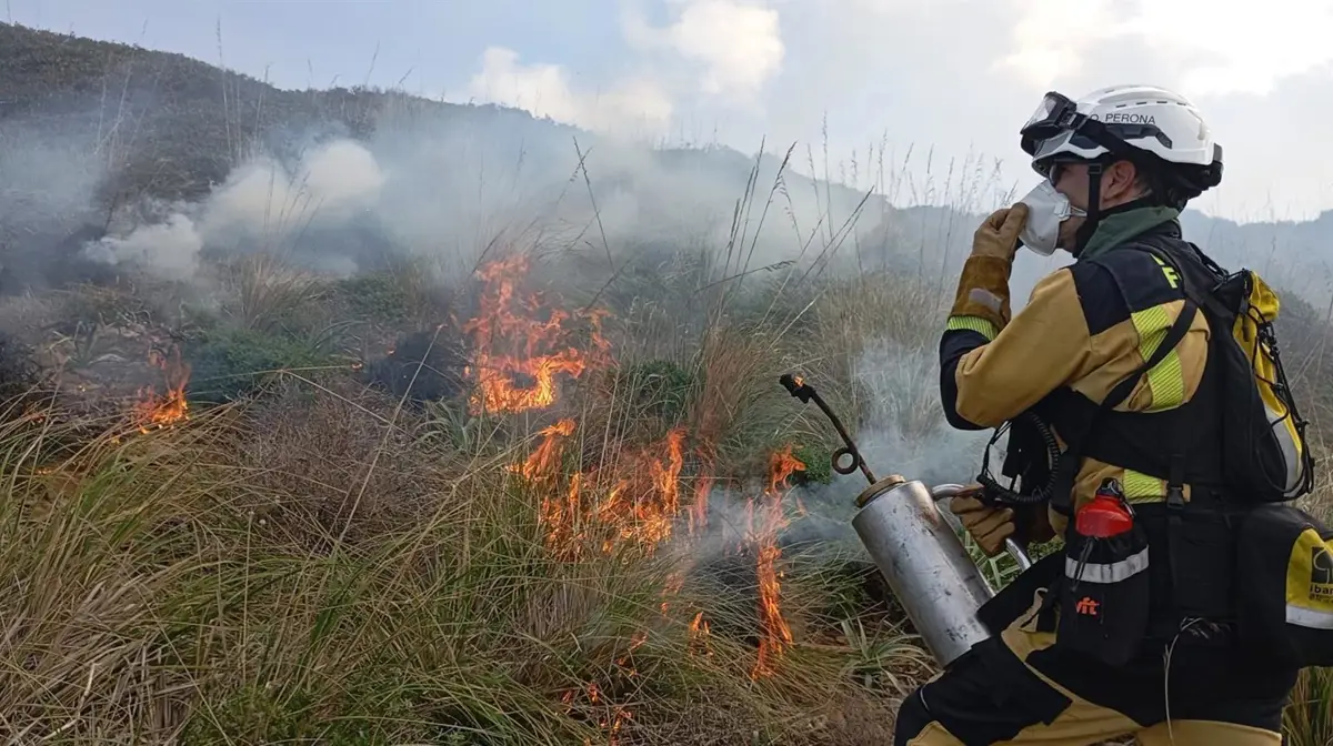 Bombero realizando una quema preventiva