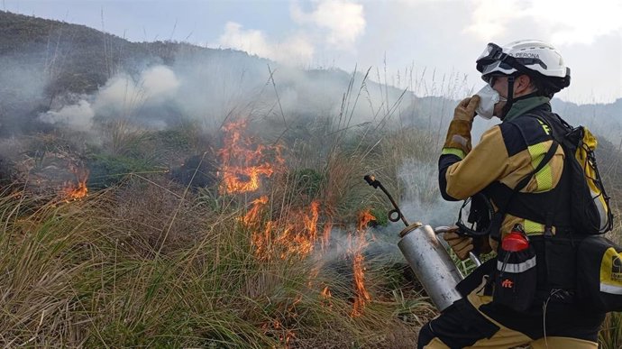 Bombero realizando un quema preventiva.