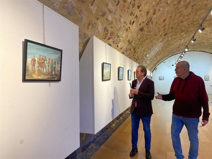 Ángel Sánchez y Julio Veredas observan una de las ilustraciones.