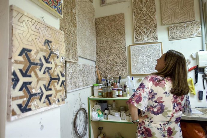 Archivo - La consejera de Desarrollo Educativo y Formación Profesional, María del Carmen Castillo, durante la visita a la Escuela de Arte y Superior de Diseño José Val del Omar. A 20 de septiembre de 2024, en Granada (Andalucía, España). 