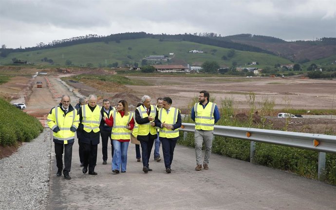 Archivo - La presidenta de Cantabria, María José Sáenz de Buruaga, visita las obras del centro logístico de La Pasiega.