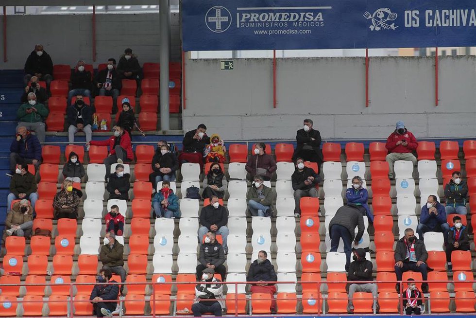 Archivo - Varios aficionados, en las gradas del estadio Ángel Carro, durante un partido de Segunda División entre el Club Deportivo Lugo y el Mirandés, a 15 de mayo de 2021, en Lugo, Galicia (España). 