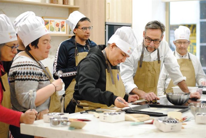 El chef Estrella Michelín Miguel Ángel de la Cruz junto a los participantes del taller 'BeChef'