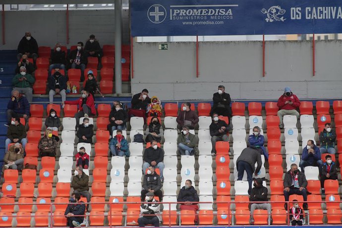 Archivo - Varios aficionados, en las gradas del estadio Ángel Carro, durante un partido de Segunda División entre el Club Deportivo Lugo y el Mirandés, a 15 de mayo de 2021, en Lugo, Galicia (España). Este es uno de los primeros partidos de fútbol celebra