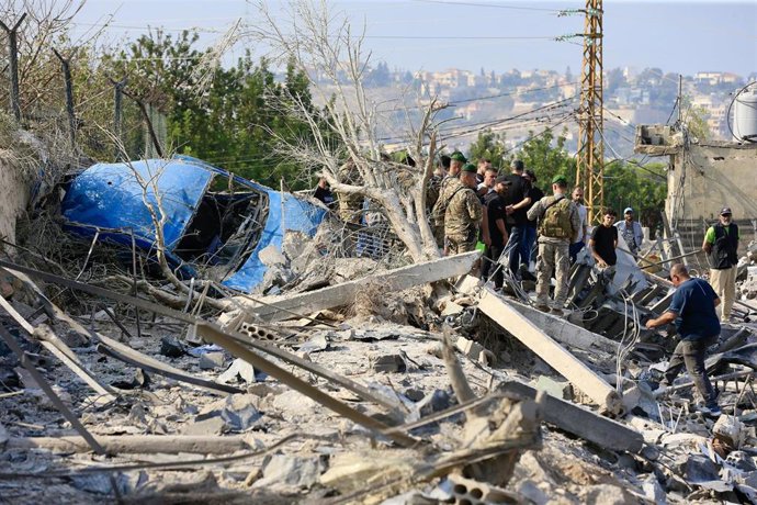 Archivo - Un grupo de personas inspecciona los daños causados por un bombardeo de Israel contra Abassiyé, en Líbano (archivo)