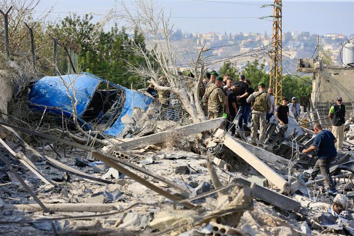 Archivo - ABBASSIYEH, Nov. 6, 2025  -- This photo taken on Nov. 6, 2025 shows Lebanese people and soldiers inspecting the site of an Israeli airstrike in the town of Abbassiyeh, Lebanon. One person was killed, and three others injured on Thursday in an Is