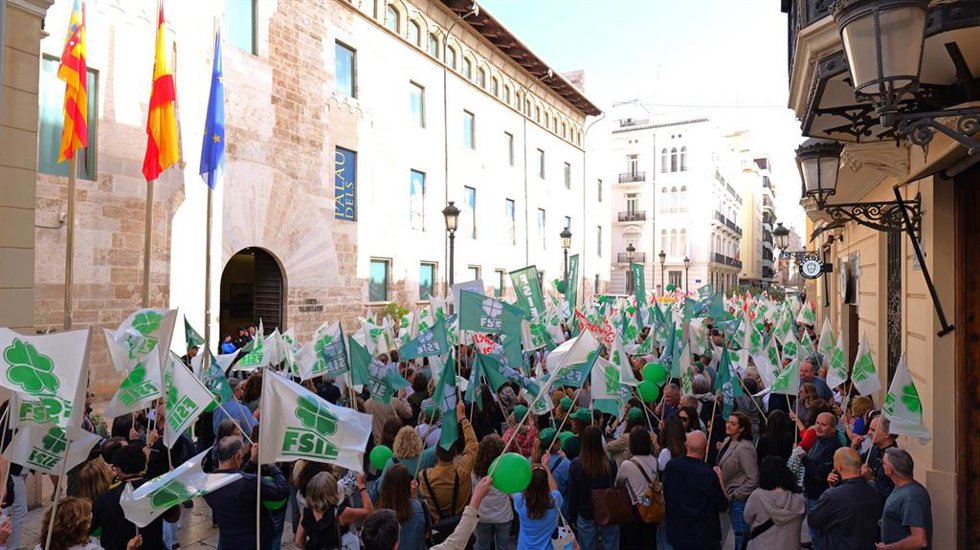 Concentración de profesionales de la concertada ante Les Corts.