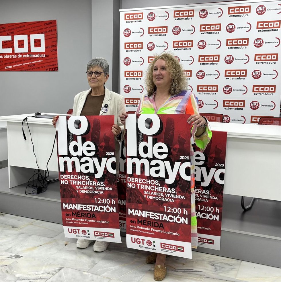 Las secretarias generales de UGT y CCOO en Extremadura, Patrocinio Sánchez y María Berrocal, respectivamente, presentan la manifestación del Primero de Mayo