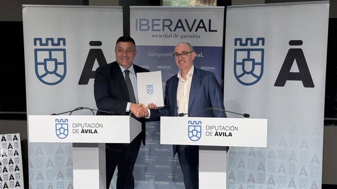 El presidente de la Diputación de Ávila, Carlos García, y el director general de Iberaval, Pedro Pisonero.