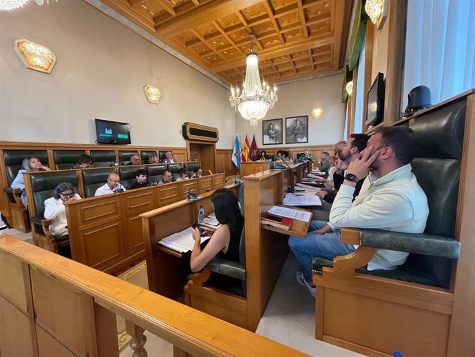 Archivo - Pleno municipal del Ayuntamiento de Santiago, a 26 de junio de 2025.