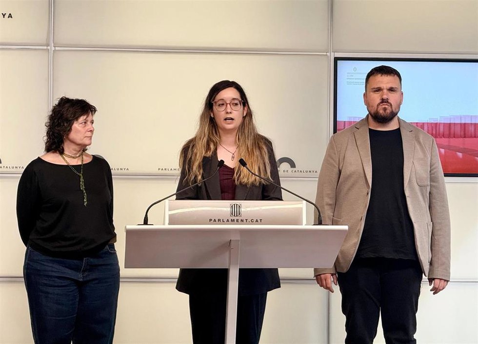 Los diputados Ana Balsera (ERC), Andrés García Berrio (Comuns) y Pilar Castillejo (CUP) en rueda de prensa