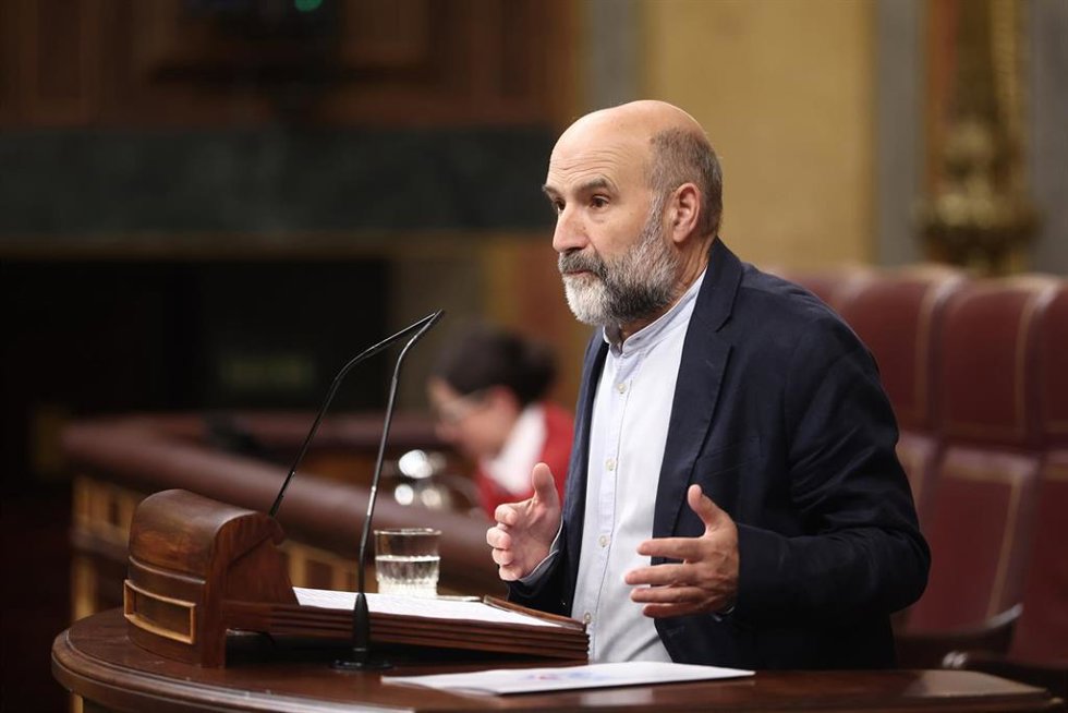El diputado de BNG Néstor Rego, interviene durante una sesión plenaria en el Congreso de los Diputados, a 21 de abril de 2026, en Madrid (España). Durante la sesión plenaria el grupo parlamentario de Podemos pregunta al gobierno sobre las medidas para evi