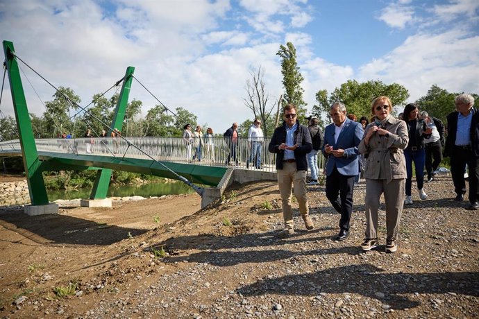 El consejero de Cohesión Territorial, Óscar Chivite y la directora general de Transportes y Movilidad Sostenible, Berta Miranda, visitan la nueva pasarela ciclable y peatonal sobre el río Aragón en Marcilla.