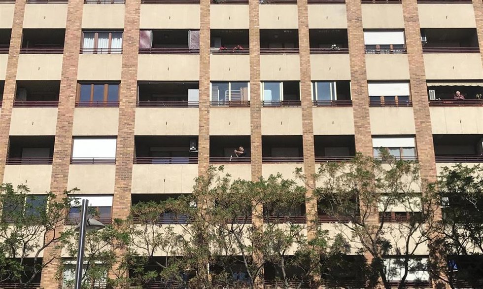 Viviendas, fachada de un edificio con arbolado delante