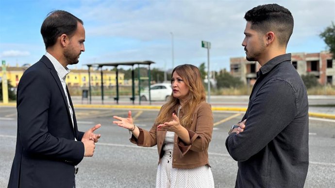La candidata socialista Verónica Pérez, en una atención a medios en Mairena del Alcor.