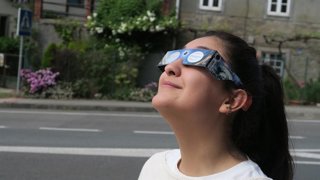 Imagen de una chica con gafas para el eclipse.