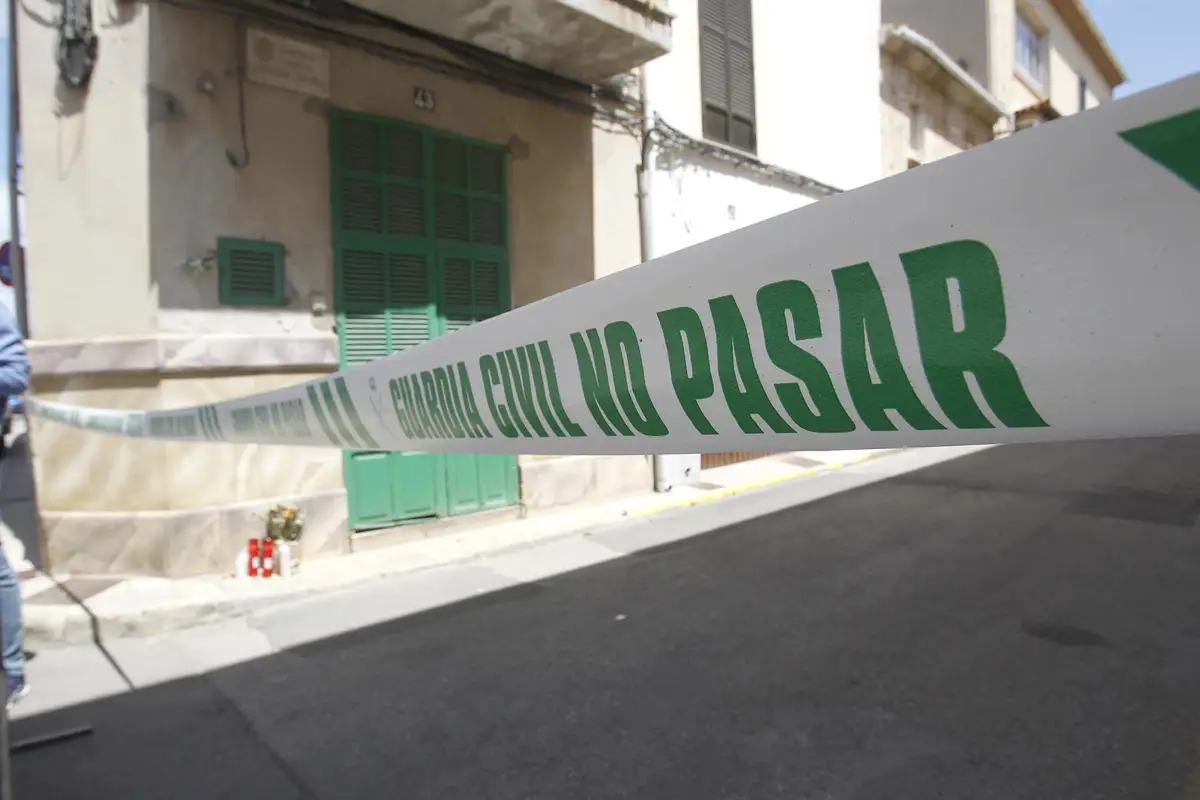 Flores y velas en el domicilio donde una mujer y su hijo fueron asesinados en Sa Pobla.