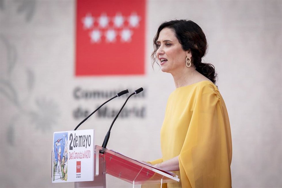 Archivo - La presidenta de la Comunidad de Madrid, Isabel Díaz Ayuso, interviene durante la entrega de las Grandes Cruces de la Orden del Dos de Mayo, en la Puerta del Sol de Madrid en 2025