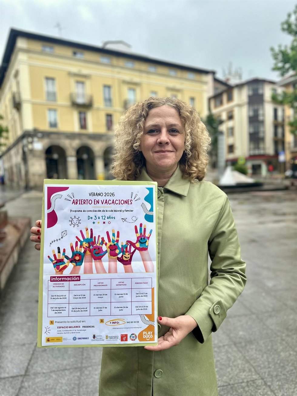 La concejala de Igualdad, Patricia Portilla, con el cartel de 'Abierto en Vacaciones: Verano 2026'