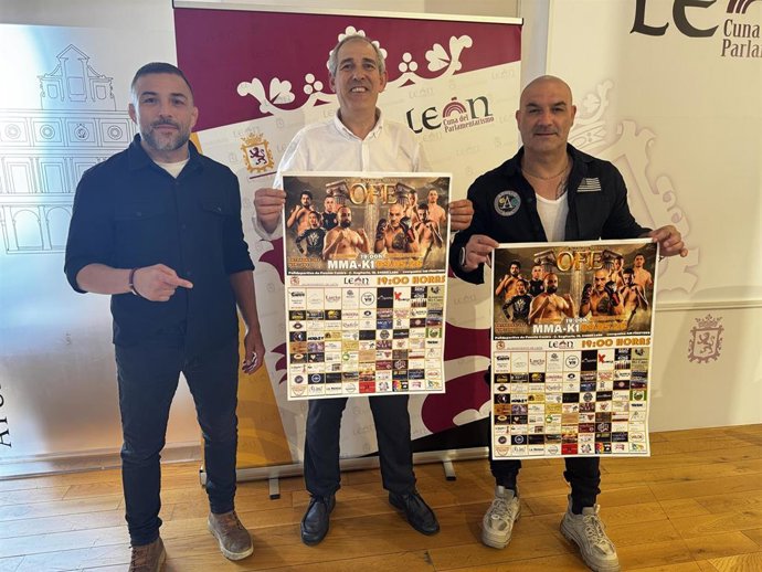 El concejal de Deportes, Vicente Canuria (centro), ha recibido al promotor de la velada OFE III, Jonathan González y al luchador y exfutbolista leonés Mario Sandoval.
