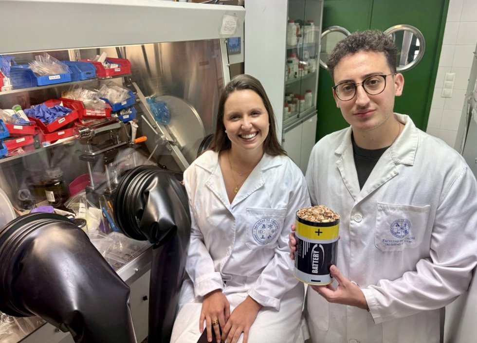 Los investigadores Azahara Cardoso y Omar Saad, que muestra un recipiente lleno de cáscaras de pistachos.