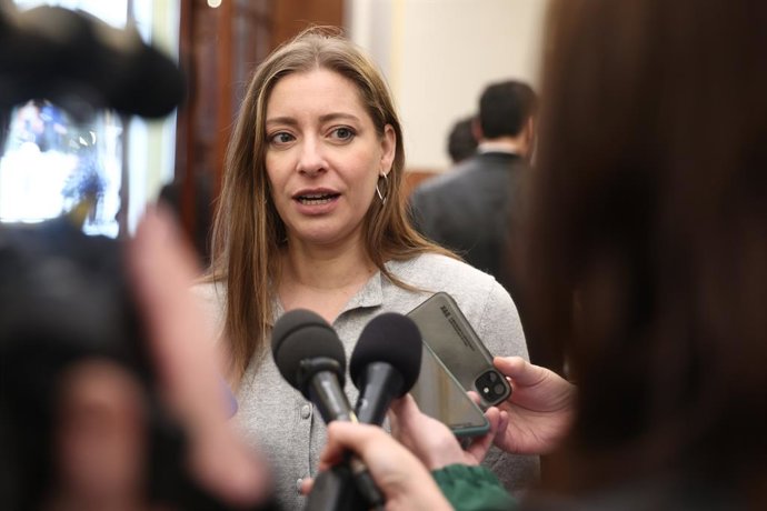 Archivo - La portavoz del PP en el Congreso, Ester Muñoz, atiende a los medios a su llegada a una sesión plenaria, en el Congreso de los Diputados, a 26 de marzo de 2026, en Madrid (España). El Congreso celebra hoy un pleno extra para acoger el debate de 