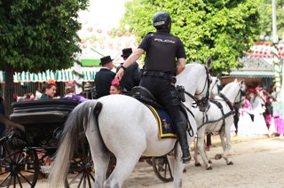 Policía Nacional en el Real de la Feria del primer día oficial de la semana de farolillos. A 21 de abril de 2026 en Sevilla (Andalucía, España). Tras el alumbrado de la pasada medianoche, queda por delante toda una semana en la que el Real se convertirá e