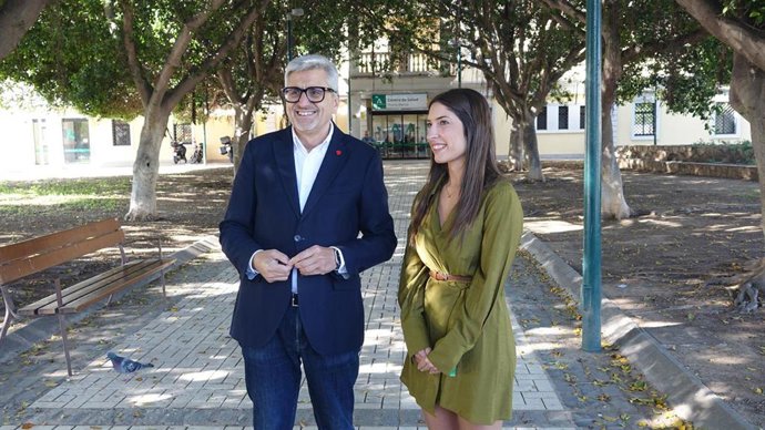 El secretario general del PSOE de Málaga y candidato socialista a las elecciones andaluzas, Josele Aguilar, junto a la portavoz del PSOE malagueño y candidata, Ana Villarejo.