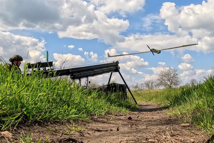 RÚSSIA, REGIÃO DE KHERSON - 23 DE ABRIL DE 2026: Um veículo aéreo não tripulado de reconhecimento ZALA, pertencente a uma unidade de sistemas aéreos não tripulados do 18º Exército de Armas Combinadas do Grupo de Forças Dnepr da Rússia, é fotografado na zo