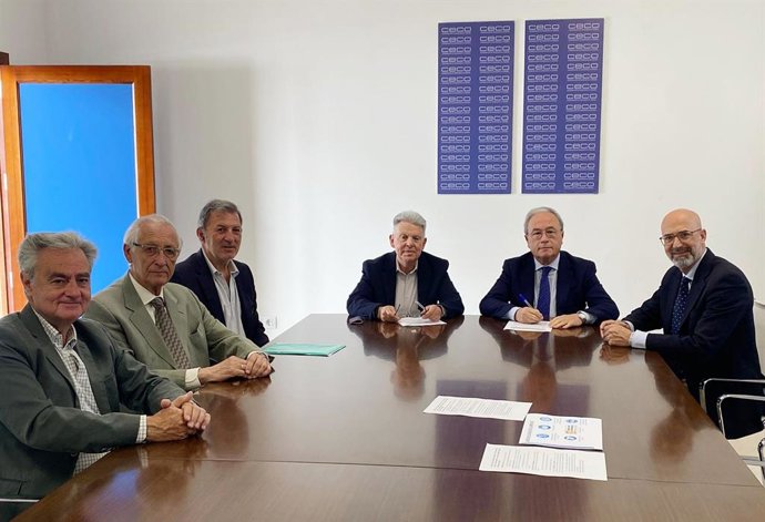 Responsables de CECO y del Banco de Alimentos Medina Azahara en la firma del acuerdo.