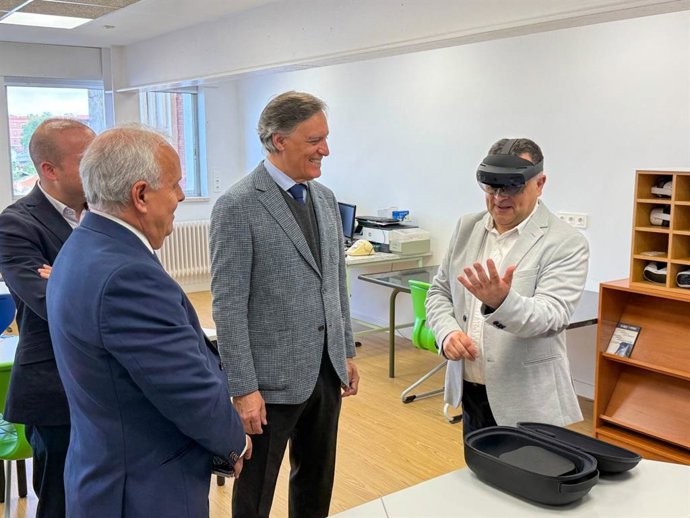 El alcalde de Salamanca, Carlos García Carbayo, en su visita al centro de FP 'Río Tormes'