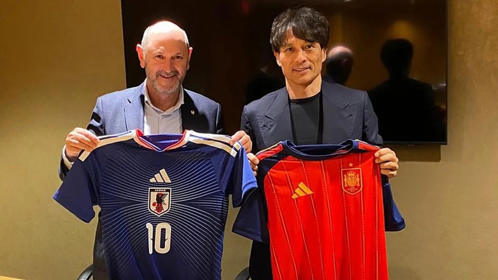 Rafael Louzán y Tsuneyasu Miyamoto tras firmar un memorando de entendimiento entre la RFEF y la AJF