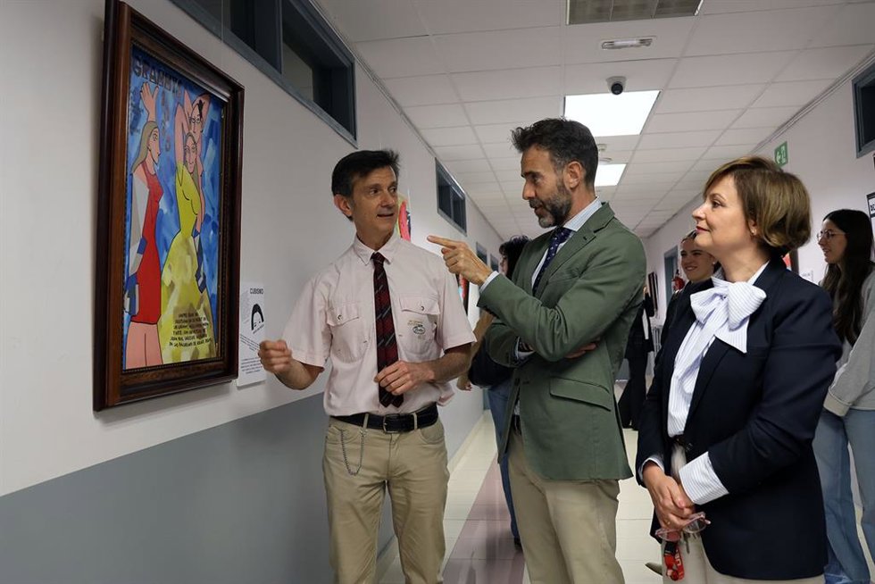 El rector David García López (c), la vicerrectora de Estudiantes y Vida Universitaria, Berta García, y el profesor Santiago Bellido.