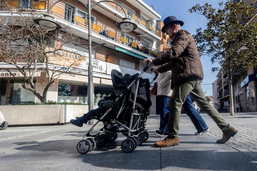 Archivo - Una pareja lleva un carrito de bebé, a 9 de febrero de 2025, en Madrid (España). El Ayuntamiento de Madrid ha puesto en marcha el Plan de Fomento de la Natalidad y Conciliación, que contará con una dotación de 1.275 millones de euros hasta 2029,