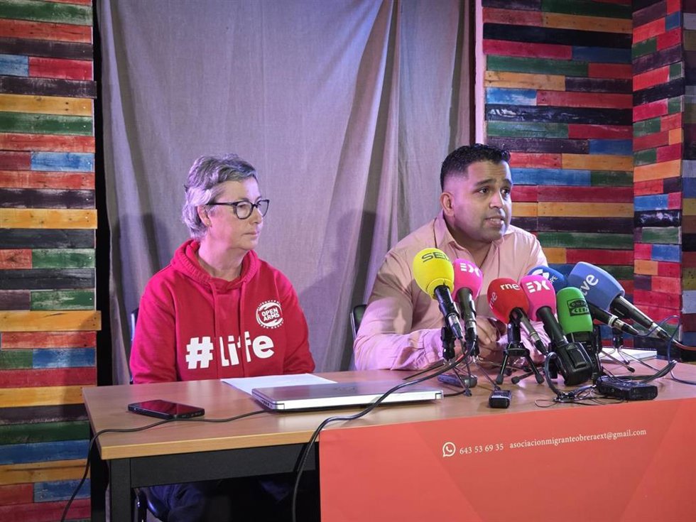 La Asociación Migrante Obrera de Extremadura ofrece una rueda de prensa sobre el desarrollo de la campaña de regularización de migrantes en la región y en Badajoz